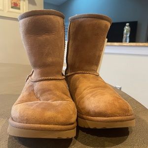 Women's Ugg Classic Short Boots - Size 5